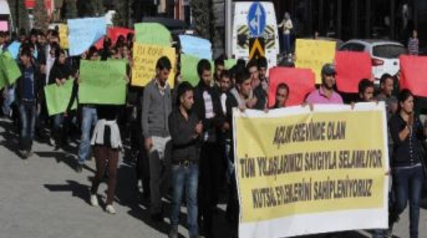 &Uuml;niversite &Ouml;ğrencilerinden A&ccedil;lık Grevine Destek