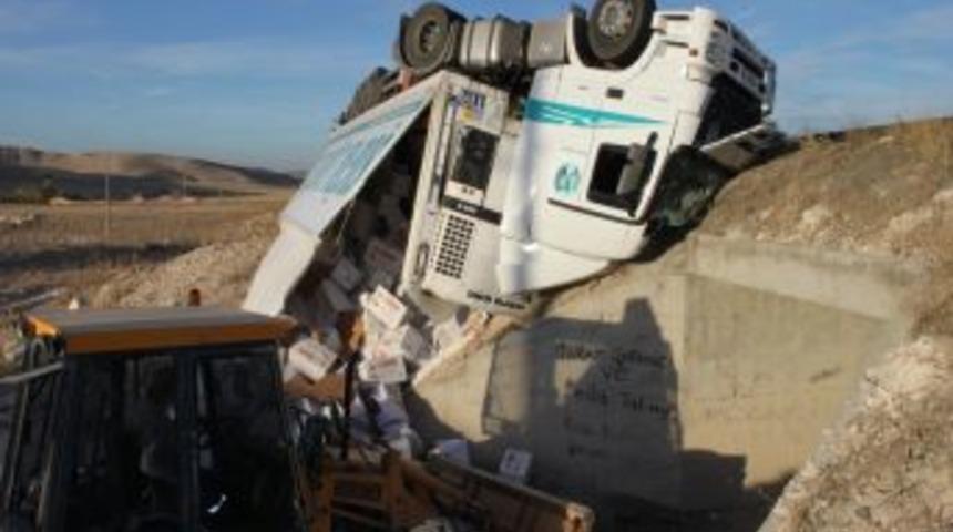 Aksaray&rsquo;da Yumurta Y&uuml;kl&uuml; Tır Menfeze Devrildi: 1 Yaralı