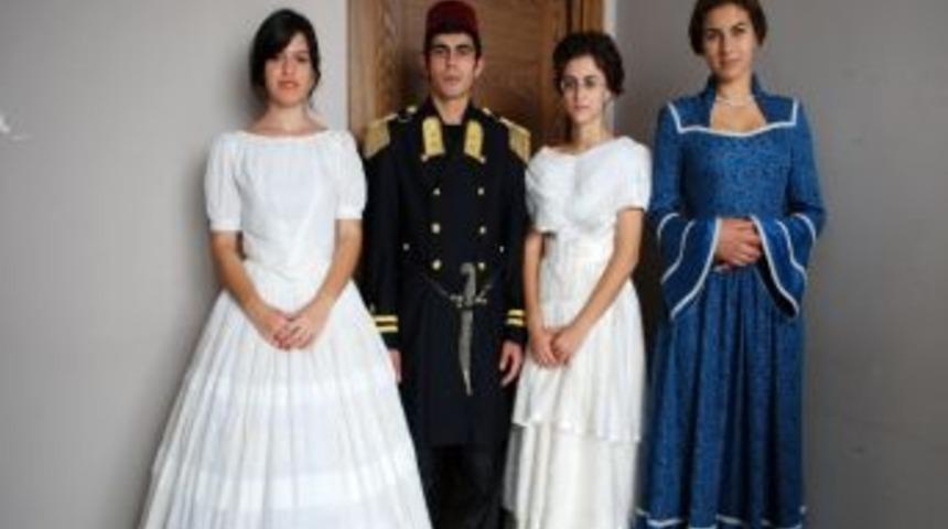 &Ouml;ğrencilerden Otantik Kıyafet Defilesi