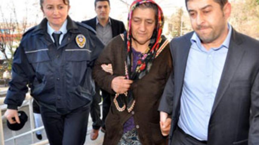 Eşini namaz kılarken &ouml;ld&uuml;rd&uuml;