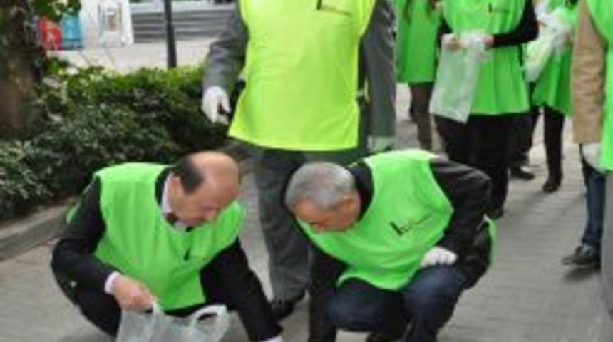 Balıkesir Kent Konseyi Caddeleri Izmaritten Temizledi