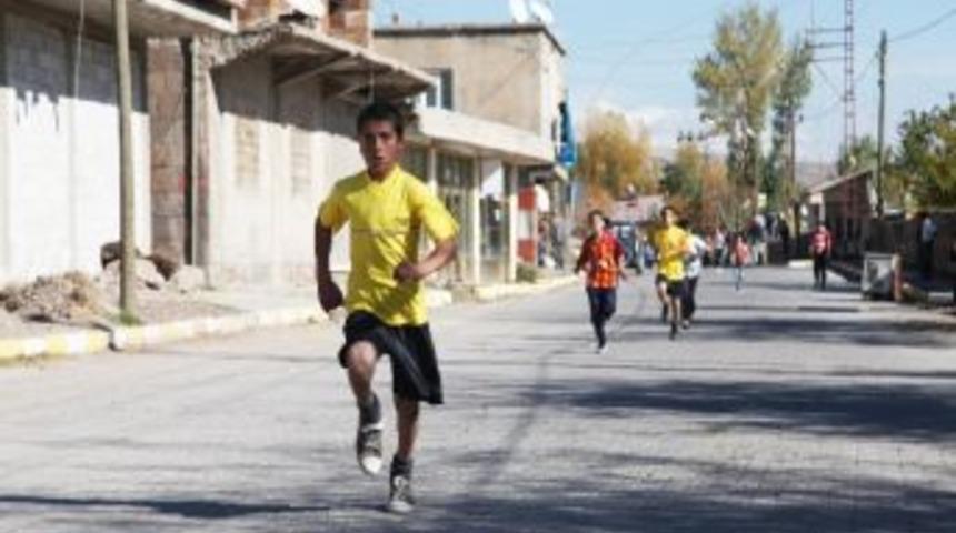 Ahlat&rsquo;ta Atletizm Elemeleri &Ccedil;ekişmeli Ge&ccedil;ti