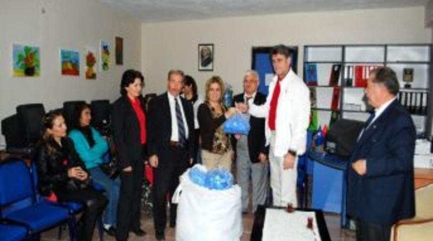 Ak Partili Hanımlar Engelliler İ&ccedil;in 250 Kilo Kapak Topladı