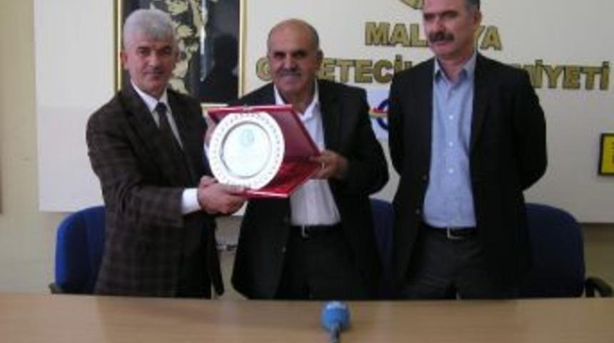 P&uuml;t&uuml;rge Belediye Başkanı Ayaydın'dan Muğla Malatyalılar Derneği'ne Plaket