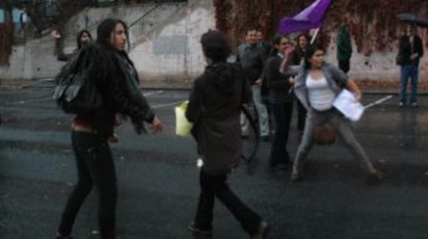 Kadına Y&ouml;nelik Şiddete 'prezervatifli' Protesto