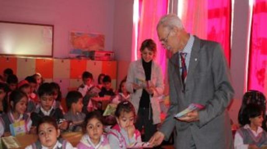 Kızılay Şubesi Başkanı Okullarda Broş&uuml;r Dağıttı