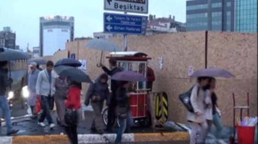 Yayalaştırılan Taksim'de Mahsur Kaldılar