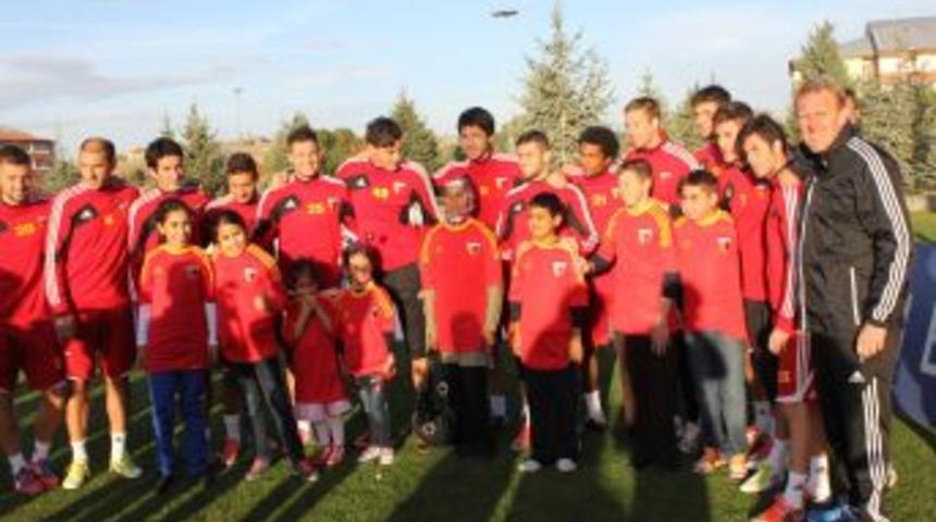 Kayserisporlu Futbolcular Organ Nakli Bekleyen &Ccedil;ocuklarla Buluştu