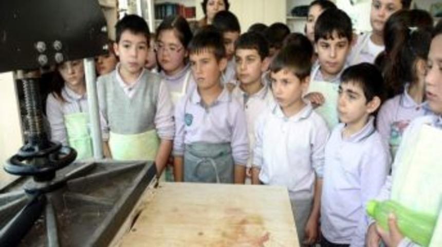 &Ccedil;ocuklar Atıklardan Kağıt Yapmayı &Ouml;ğrendi