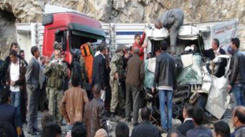 Kamyon Kamyonetle &Ccedil;arpıştı: 1 &Ouml;l&uuml;, 3 Ağır Yaralı