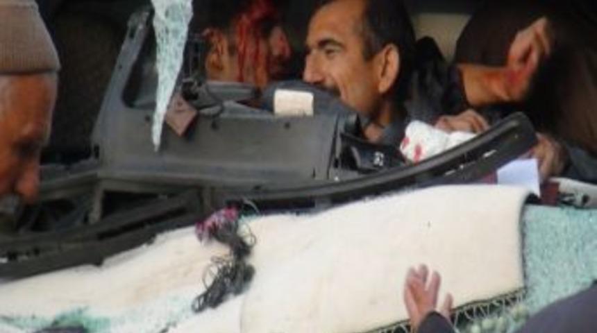 Kamyonla Kamyonet Kafa Kafaya &Ccedil;arpıştı: 1 &Ouml;l&uuml;, 3 Yaralı