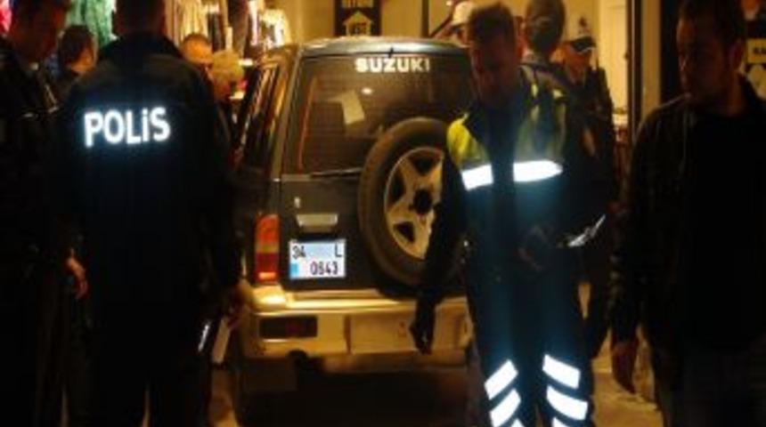 Kontrolden &Ccedil;ıkan Cip Mağazaya Daldı