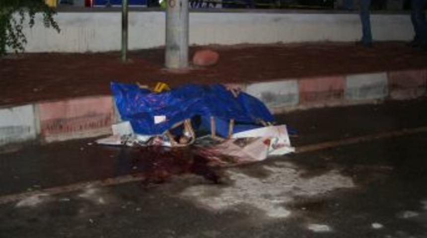 Sokak Ortasında Eski Karısını &Ouml;ld&uuml;rd&uuml;