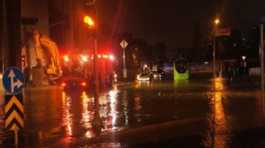 İstanbul&rsquo;sağanak Yağmura Teslim Oldu &Ccedil;ok Sayıda Ara&ccedil; Mahsur Kaldı