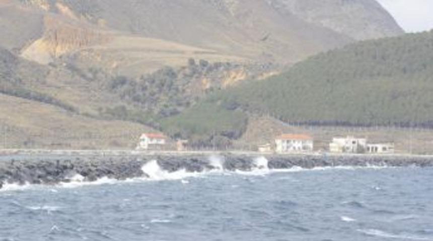 Fırtına Sebebiyle G&ouml;k&ccedil;eada Feribot Seferleri Iptal Oldu