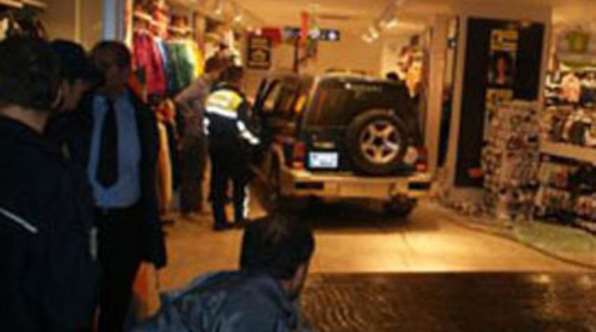 Ciple mağazaya daldı