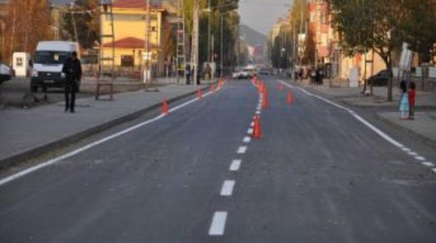 Kars&rsquo;ta Belediye Tamamlanan Asfaltın Yol Şeritlerini &Ccedil;iziyor