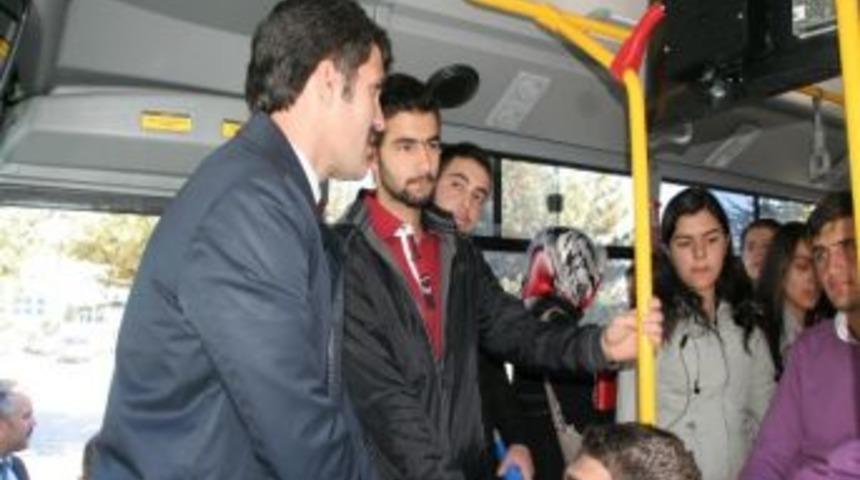 Başkan &Ccedil;akır &Ouml;ğrencilerin Şikayeti &Uuml;zerine Otob&uuml;sleri Denetledi