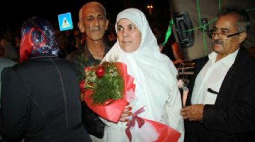 Hacılar &ccedil;i&ccedil;eklerle karşılandı