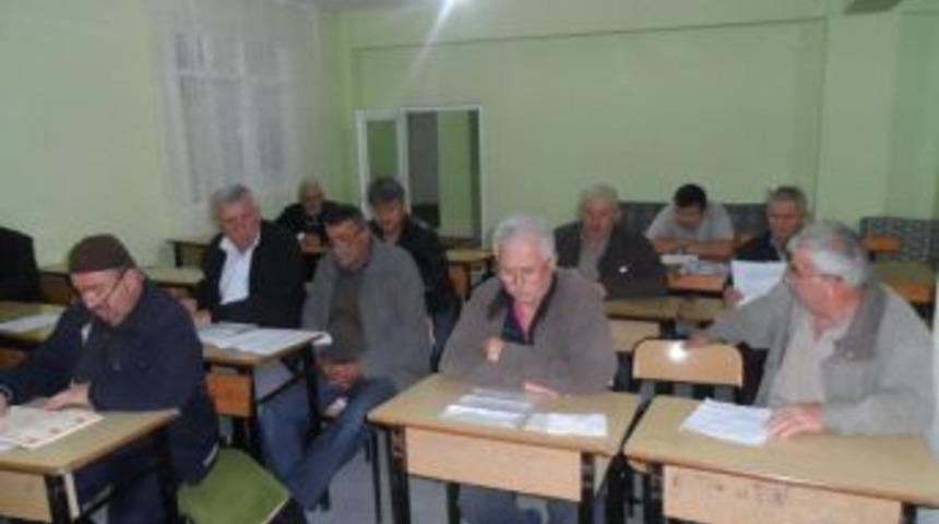Camii derslerinde Kur'an &ouml;ğreniyorlar