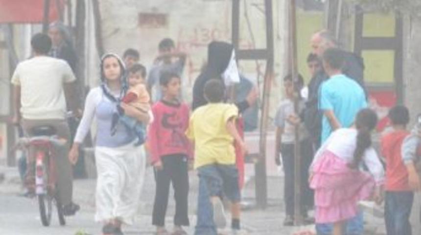 Molotofu B&uuml;y&uuml;kler Yakıyor, &Ccedil;ocuklar Polise Atıyor