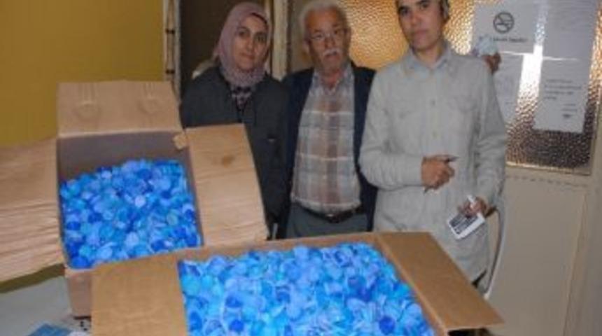 İlerleyen Yaşına Rağmen Engelliler İ&ccedil;in Kapak Topluyor
