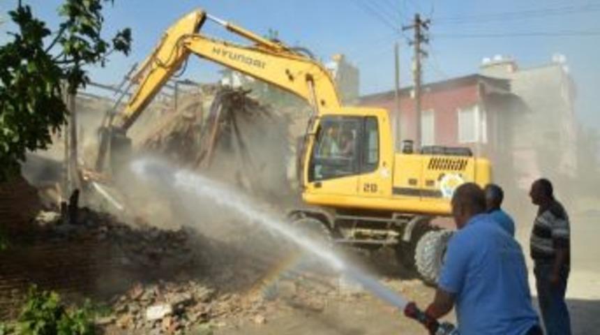 Adana'da &lsquo;metruk&rsquo; Binalar Yıkılıyor