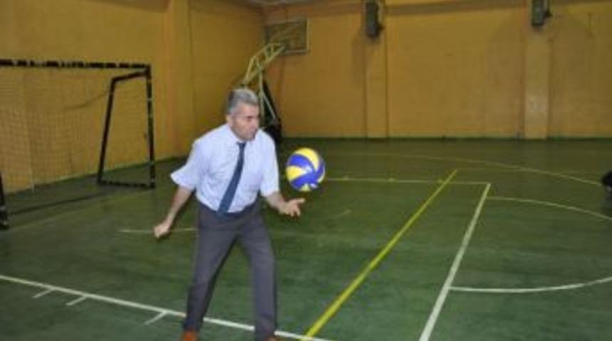 Ceketini &Ccedil;ıkarıp Voleybol Oynadı
