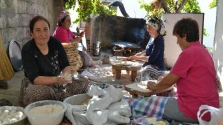 Yufka Ekmek Yaparak Aile B&uuml;t&ccedil;esine Katkı Sağlıyorlar