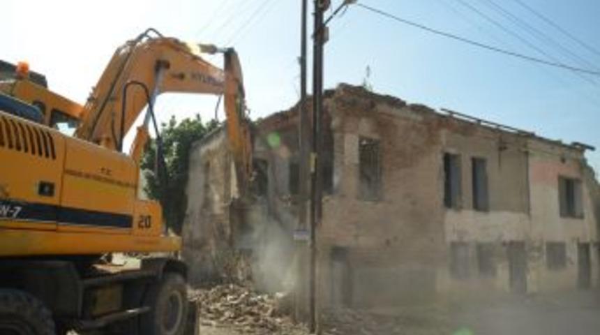 B&uuml;y&uuml;kşehir Belediyesi, Metruk Binaları Yıkıyor