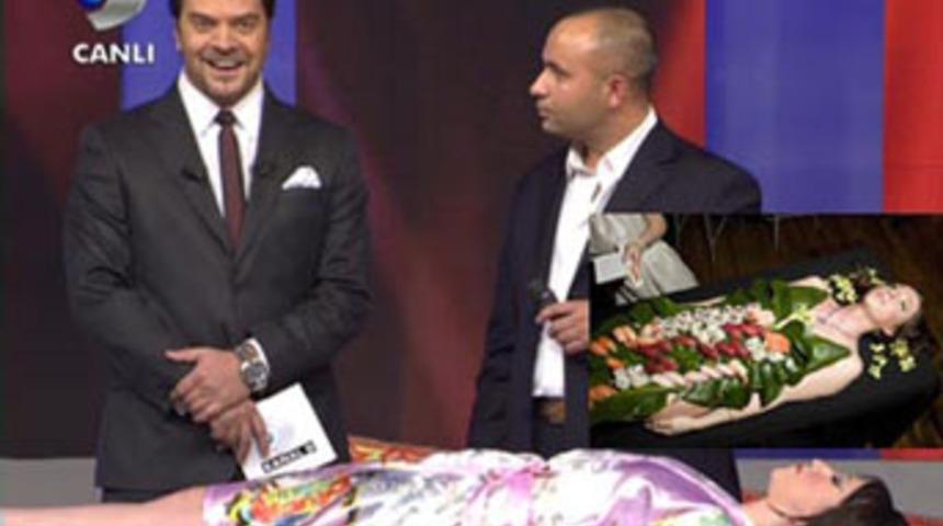 Beyaz'da "&ccedil;ıplak geyşa &uuml;st&uuml;nde suşi"