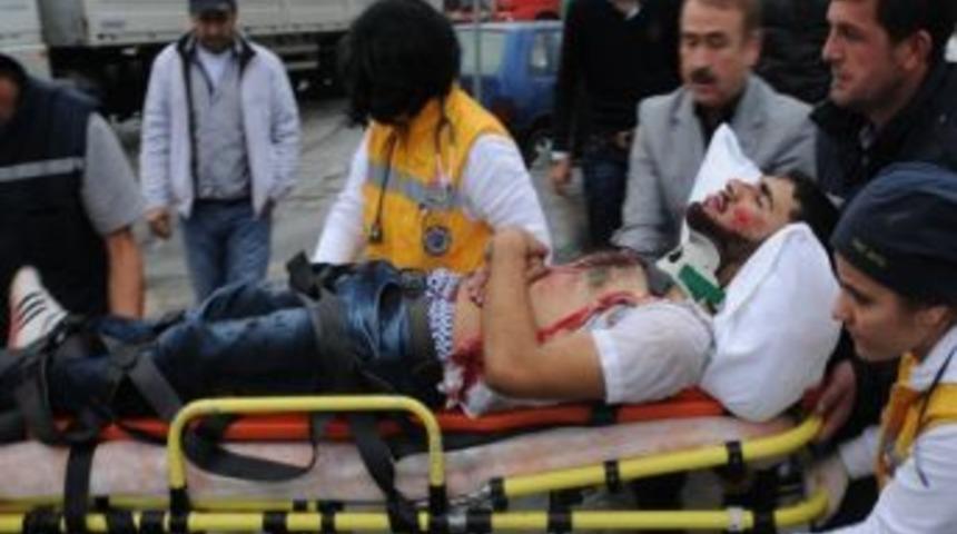 Otomobil Kamyonun Altına Girdi: 3 Yaralı