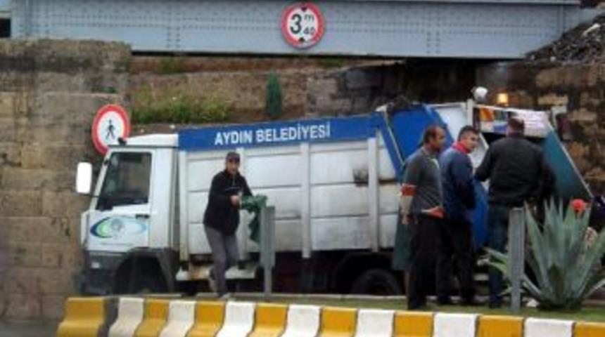 Virajı Alamayan &Ccedil;&ouml;p Kamyonu K&ouml;pr&uuml;ye &Ccedil;arptı: 2 Yaralı
