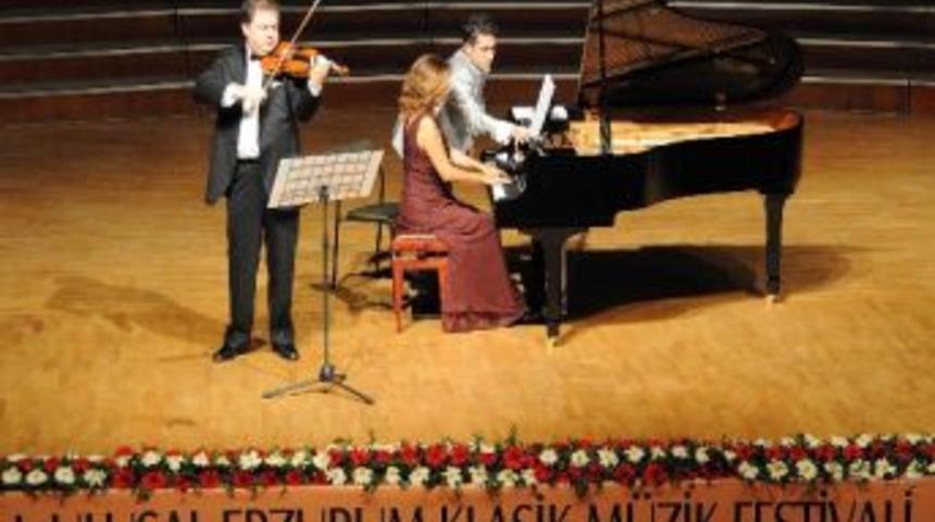 Prof. Dr. Cihat Aşkın Ve Prof. Cana G&uuml;rmen Keman - Piyano Resitali Verdi