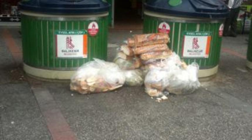 &Ccedil;&ouml;pe Atılan Ekmekler Vatandaşların Tepkisi &Ccedil;ekti