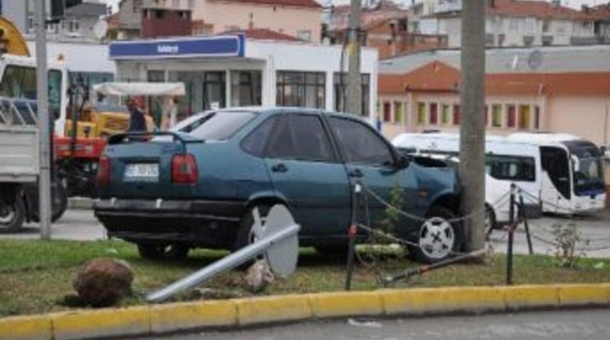 Otomobil Aydınlatma Direğine &Ccedil;arptı