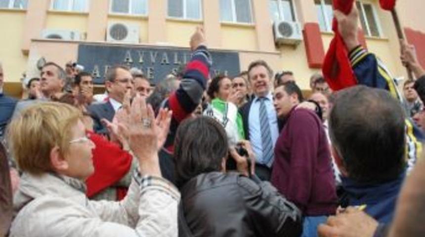 Ayvalık Belediye Başkanı T&uuml;rk&ouml;zen Serbest Bırakıldı