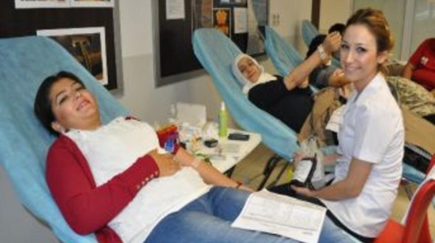 İzmir &Uuml;niversite&rsquo;si &Ouml;ğrencileri Kızılaya Kan Verdi