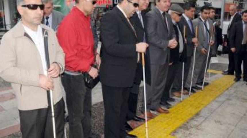 Manisa'da Engelliler, Y&uuml;zeyi Hissedilebilir Malzeme Sayesinde Rahat&ccedil;a Y&uuml;r&uuml;yecek