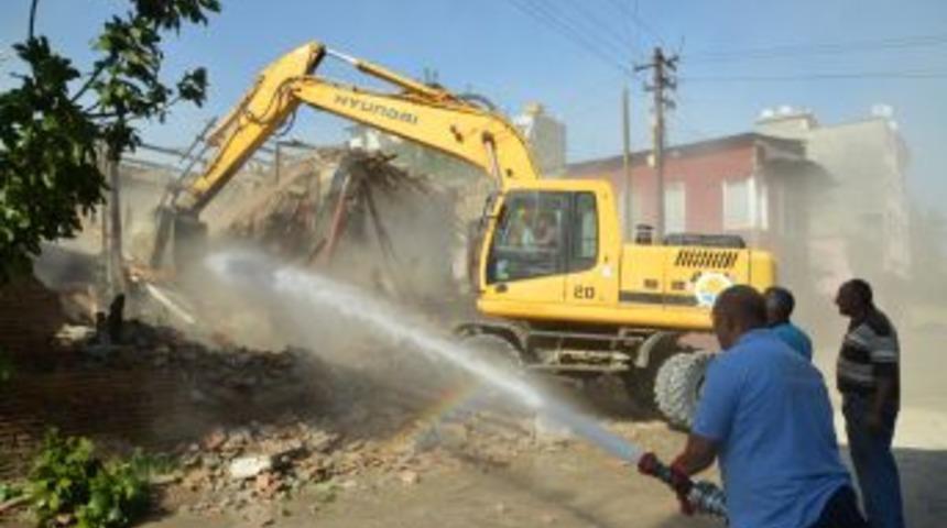 Metruk binalar yıkılıyor