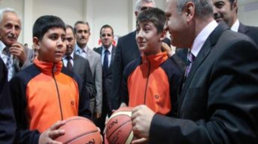 Hayırsever Sırrı Kardeş Tarafından Spor Salonu Yaptırıldı