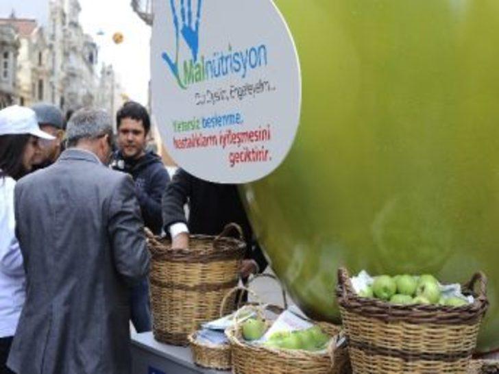 Malnütrisyona Dur Demek İçin Dünyanın En Büyük Yeşil Elması Hazırlandı