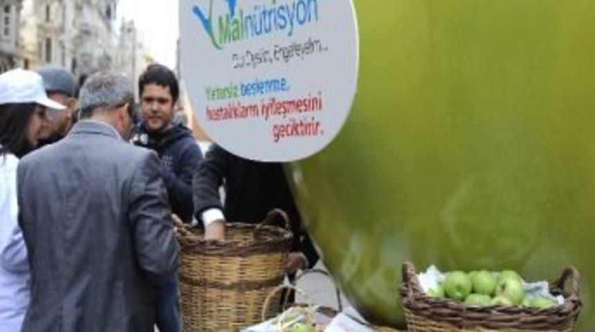 Maln&uuml;trisyona Dur Demek İ&ccedil;in D&uuml;nyanın En B&uuml;y&uuml;k Yeşil Elması Hazırlandı