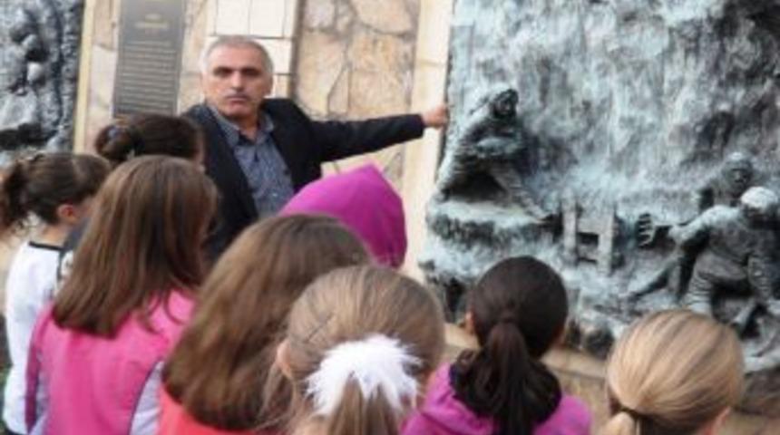 Belediye Başkanı, Bayraktepe'de &Ouml;ğrencilere Tarih Dersi Verdi