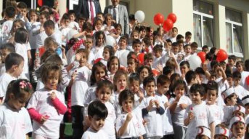 Kızılay&rsquo;dan Bur&ccedil; Okulları&rsquo;nda 'balonlu-şekerli' Kutlama