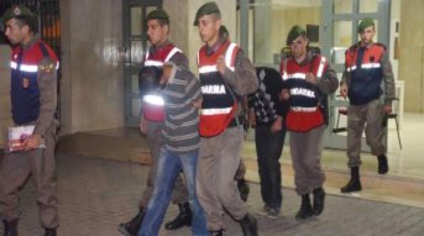 Otoyolda Fens Teli &Ccedil;alarken Yakalandılar