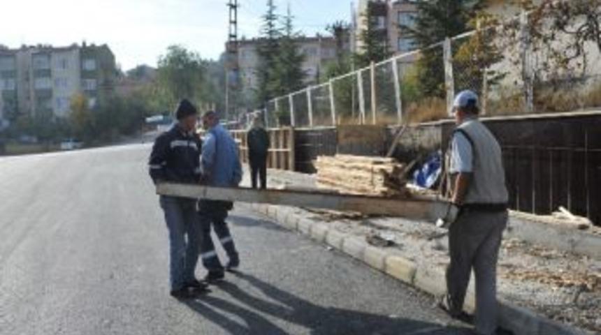 Yeşilkent Sağlık Ocağı&rsquo;nın &Ouml;n&uuml;ne Perde Duvar
