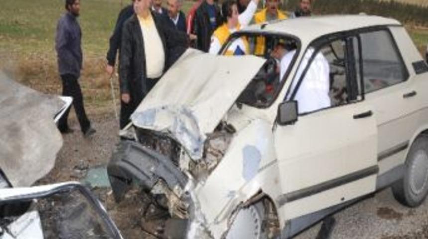 İki Otomobil Kafa Kafaya &Ccedil;arpıştı: 4 Yaralı