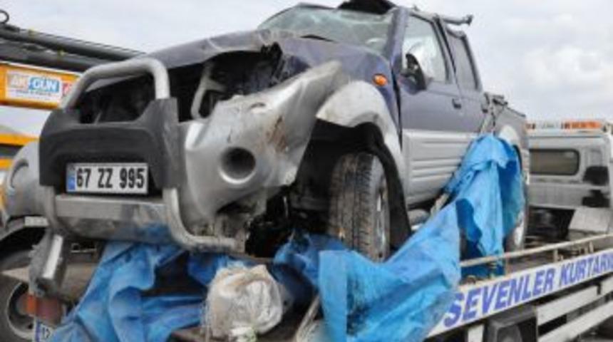 Mıcır D&ouml;k&uuml;len Yolda 2 Saatte 4 Kaza Yaşandı: 2 &Ouml;l&uuml; 11 Yaralı