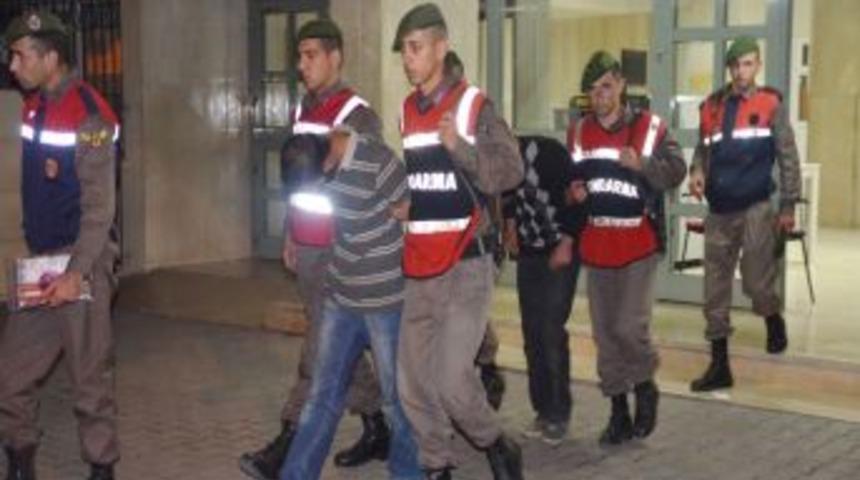 Otoyolun Demir Tellerini Kesen 3 Kişi Su&ccedil;&uuml;st&uuml; Yakalandı